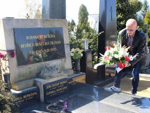 Foto: Pietní akt u hrobu Bedřicha Beneše Buchlovana