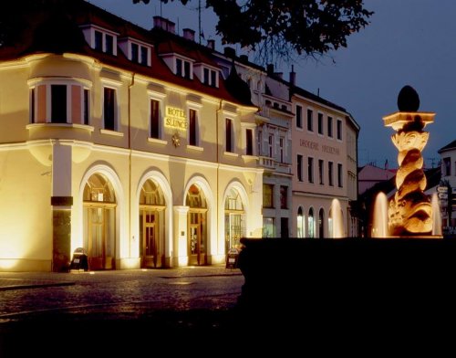 Foto: Noční pohled na Hotel Slunce v Uh. Hradišti