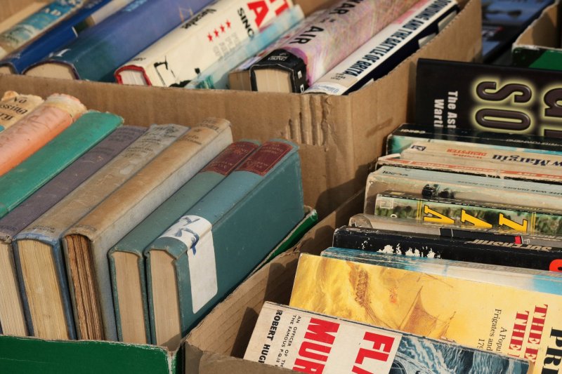 Bazar vyřazených knih a SWAP oblečení